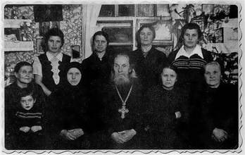Отец Иоанн Горемыкин с прихожанами.<br>Ист.: Протоиерей Иоанн Федорович Горемыкин