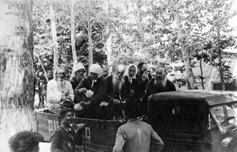 Епископ Гурий со спутниками направляется из Ферганы в город Кызыл-Кия на грузовой машине. Июль 1947