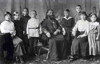 Священник Василий Соколов с детьми и учениками. Ист.: Архив ПСТГУ