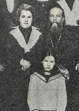 Протоиерей Сергий Орлов с женой и дочерью <br> <i>Фотография предоставлена Верой Писаревской</i>