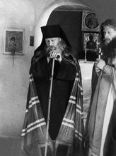 Проповедь епископа Гурия в крестовой церкви. Справа — иеромонах Иоанн (Вендланд). Ташкент, 1950