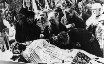 Прощание с митрополитом Гурием в день похорон. В центре — архимандрит Михей (Хархаров). Симферополь, 15.7.1965