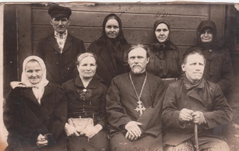 Семья Николаевских. Новгородский р-н, с. Васильевское, 1942/1943