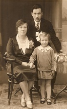 Дочь отца Евлампия Троицкого София, ее муж, Федор Скворцов, и дочь. Словакия, г. Мартин, 5.2.1929. Ист.: Воспоминания ...