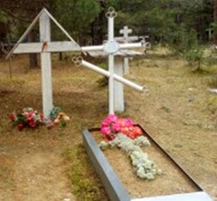 Могилка священника Николая Тюрнина в центре кладбища деревни Арабач.<br><i>Фотография предоставлена Еленой Ерофеевой</i>