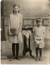 Дочери священника Николая Часовникова Лида (слева) и Валя. Новая Чигла. 1929