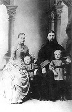 Владимир Троицкий (крайний справа) с родителями и братом. Ок. 1890 (martyr-spb.ru)