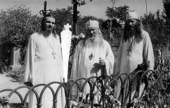 На Боткинском кладбище: священник Феодор Семененко, епископ Гурий, иеромонах Иоанн (Вендланд). Ташкент, конец 1940-х – начало 1950-х