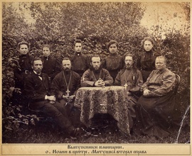 Выпускники семинарии: отец Иоанн в центре, матушка Евгения — вторая справа. 1903.<br>Ист.: blagoistr.ru