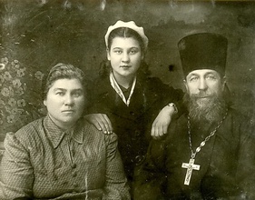 Отец Василий Чумаков с супругой Ольгой Федоровной и дочерью Александрой (в центре). Пугачёв, янв. 1945