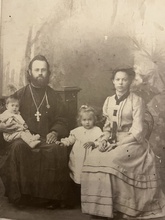 Отец Сергий Алякринский с супругой и старшими детьми Анной и Андреем