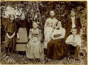 Семья Добромысловых. Чудовский р-н, с. Высокое, 1913