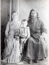 Петр Александрович Ярцев с женой и сыном Сашей, нач. 1890-х гг. Ист.: семейный архив А. Ярцева