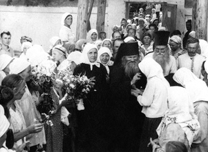 Епископ Гурий благословляет верующих у входа в храм преподобного Сергия Радонежского. Фергана, июль 1947