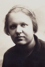 Нина Петровна Вишнева. Не позднее 1941 (Из семейного архива Л. Д. Вишнева)
