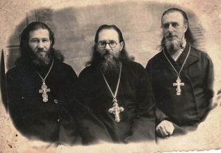Священники. Крайний справа протоиерей Владимир Горланов<br><i>Фотография предоставлена священником Михаилом Березиным</i>