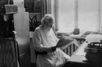 Митрополит Гурий после утреннего чая читает газеты в своем кабинете. Симферополь, 6.7.1965