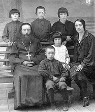 Протоиерей Гавриил с семьей. 1930. Ист.: Священник Алабовский  ... С. 41