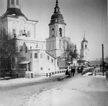 Христорождественская церковь (слева), где служил иерей Александр Кратиров. Тотьма Вологодской губ. Фото из коллекции Д. Лодыгина.<br>Ист.: 	Православные монастыри и приходы Севера ...