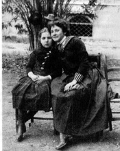Александра и Вера Мамонтовы. 1890 г. <br>Ист.: За Христа пострадавшие : Гонения на Русскую Православную Церковь ... Кн. 10, т. 1. С. 324
