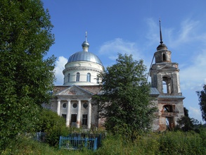 Троицкая церковь в с. Троицкое-Малое (ныне Бакунино Калининского р-на). На переднем плане — сельское кладбище