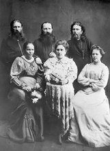Свящ. Аркадий Родимов (слева) с семьей.<br>Ист.: foma.ru