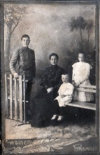 Жена отца Порфирия матушка Александра с детьми: Алексеем, Федором, Олимпиадой. Касимов, 1907