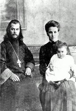Отец Николай с женой и дочерью Еленой. 1910-е.<br>Ист.: Новомученики, исповедники ...