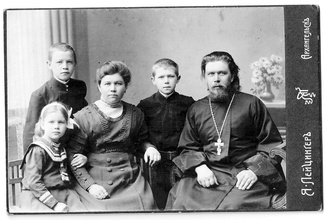 Константин стоит (крайний слева). Слева направо:  сестра Александра, мать Анна Васильевна, брат Василий, отец Евгений, 1913 г. Фото из семейного архива Е. А. Минина