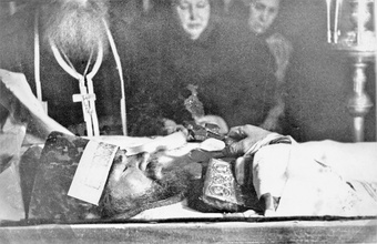 Отец Павел на смертном одре. <br>Фото из архива Д. Е. Щербины 