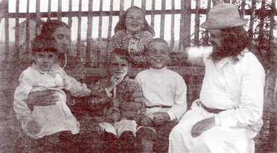 С матушкой Евфросинией и детьми (слева направо): Анной, Елизаветой, Ириной (стоит) и Алексеем. Верея. 1928. <br>Ист.: «Друг друга тяготы носите…»