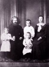 Священник Александр Аргентов с супругой и детьми<br><i>Фотография предоставлена семьей Аргентовых</i>