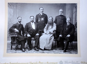 Священник Иоанн Лабутин (сидит второй справа). 1903 г. <br>Ист.: Открыта памятная плита ...