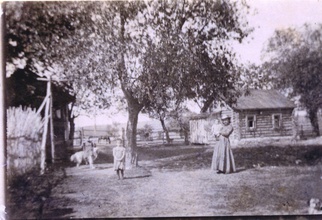 Священник Петр с детьми на прогулке во дворе своего дома в Бунырево. Ок. 1917