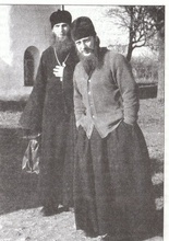 Отец Рафаил (справа)