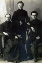 Прокопий Кубасов (стоит в центре) с матерью и братом Ильей