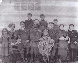 Священник Иосиф Распутин с детьми. После 1912. <br> <i>Фотография предоставлена иеродиаконом Кириллом (Руденко)</i>