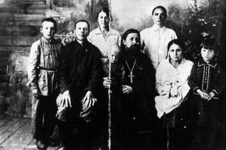 Священник Лев Константинов с семьей<br>
(ru.openlist.wiki)