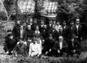 А.С. Мамонтова (в центре) и работники Абрамцевской столярной мастерской. 1920-е гг. Из собрания Музея-заповедника «Абрамцево» <br>Ист.: За Христа пострадавшие : Гонения на Русскую Православную Церковь ... Кн. 10, т. 1. С. 325