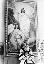 Епископ Гурий на горнем месте во время литургии в Успенском кафедральном соборе. Ташкент, 1947