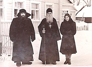 Слева направо: отец Евгений Степанов, архимандрит Никита (Чесноков), прихожанка.<br>Ист.:  Протоиерей Евгений Степанов ...