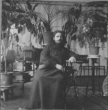 Священник Григорий Поляков. В гостиной дома на Ахматовской. 1905–1906 <br>
Ист.: Астраханское духовенство