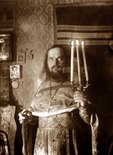 Отец Сергий в годы северной ссылки в своей келье в Кадникове. 1930-е.<br>Ист.: «Друг друга тяготы носите…»