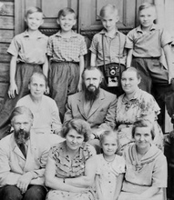 Сережа Чевяга (в третьем ряду второй справа) с родственниками. Фото из семейного архива.<br>Ист.: Моя семья. Милославины ...