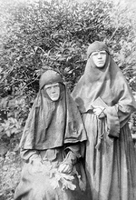 Монахини Серафима (сидит) и Нина (в схиме Мария). <br> Ист.: Русь уходящая