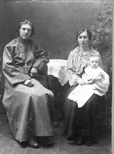 Протоиерей Александр Смирнов с матушкой Александрой и сыном Николаем. <br>(alexandrtrofimov.ru)