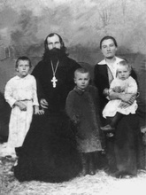 Священник Георгий Степанюк с супругой Евфросинией и детьми <br>Ист.: fond.ru
