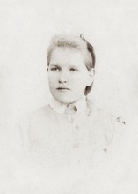 Учащаяся Ярославского епархиального женского училища Алевтина Писаревская.  Ярославль, 1889–1895