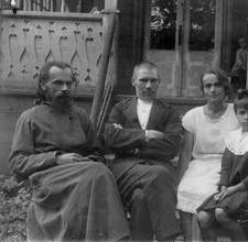 Священник  Сергий Руфицкий с дочерью Ниной, ее мужем А. В. Огневым и младшей дочерью Марией, 1930<br>Ист.: Новомученики, исповедники ...