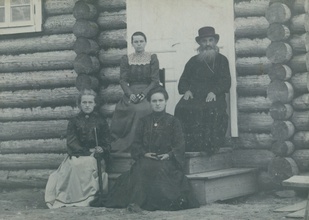 Иерей Евгений Беляев с дочерьми: рядом с ним Мария, внизу слева — Анна, справа — Надежда. Белозерский уезд, с. Городище, 1895–1899